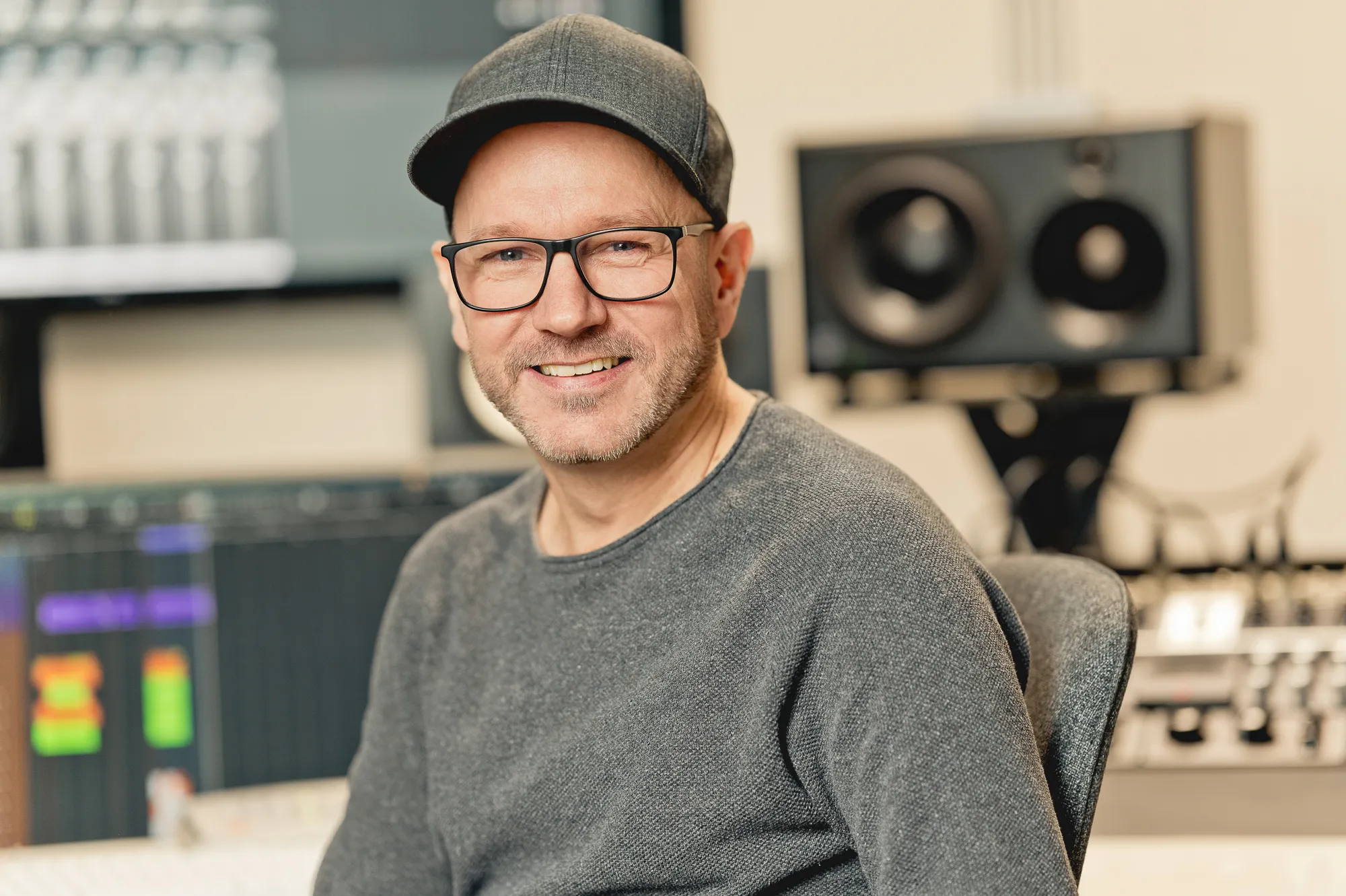 Marcus Maletz im Studio, ATC-Monitore im Hintergrund