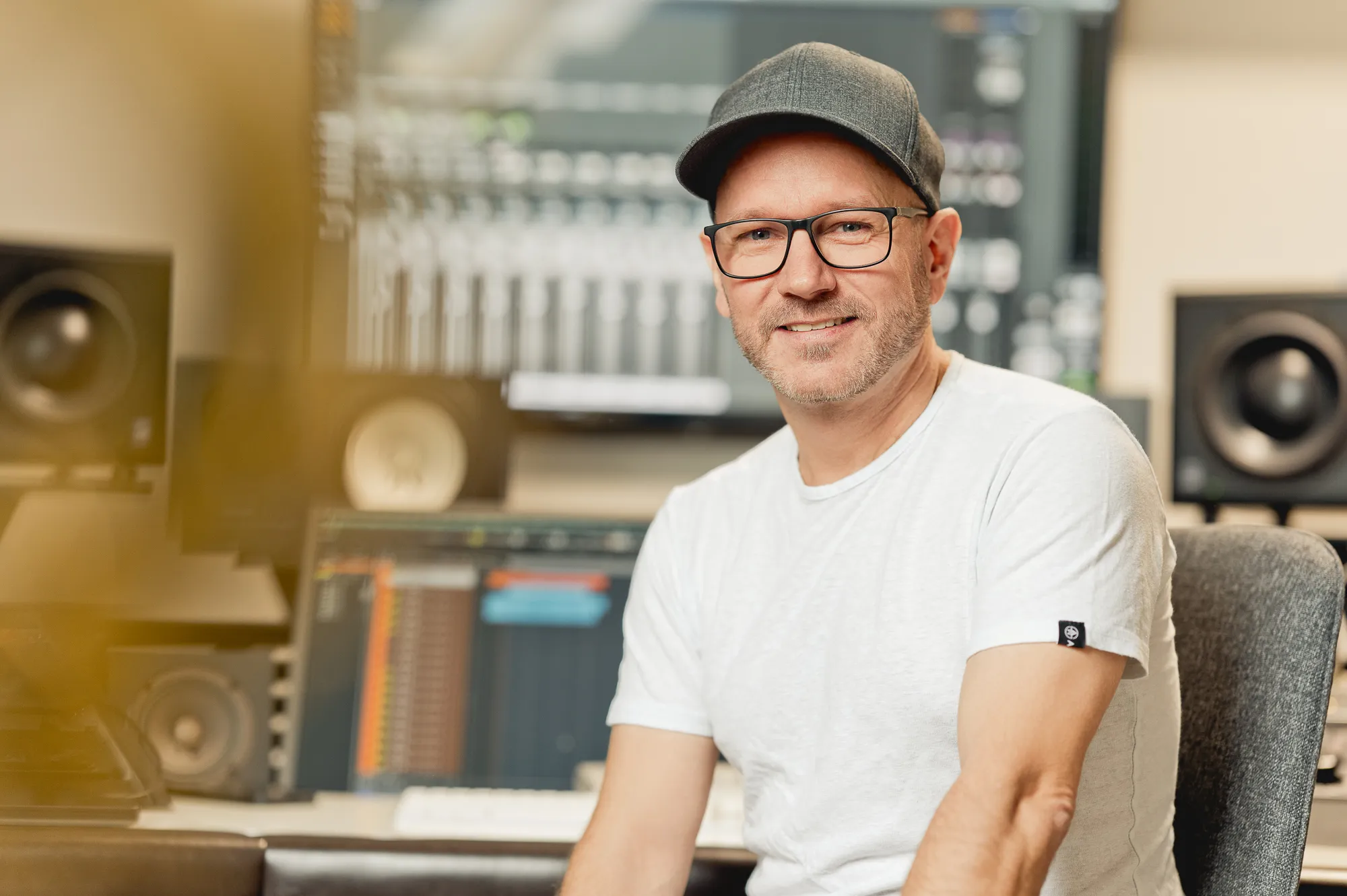 Marcus Maletz im Studio, Abhörmonitore im Hintergrund